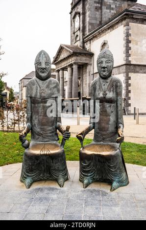 Statua che commemora il matrimonio di Strongbow e Aoife, nella Cathedral Square, nel Triangolo vichingo del centro di Waterford, Irlanda Foto Stock