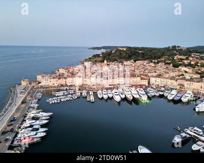 Fila di super yacht ormeggiati nel porto di Saint Tropez, in Francia, volo con drone serale Foto Stock