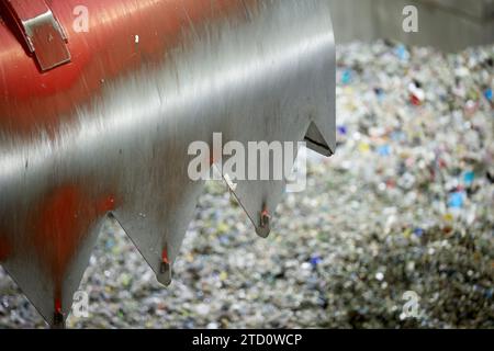 Vista dettagliata delle ganasce di presa rossa contro il carburante ottenuto dai rifiuti (RDF). Trattamento dei rifiuti solidi urbani in una fonte di energia. Foto Stock