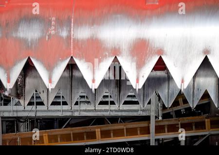 Vista dettagliata delle ganasce della presa rossa. Movimentazione e trasporto del combustibile ottenuto dai rifiuti (RDF) mediante presa rossa alla caldaia per la combustione. Elaborazione in corso Foto Stock