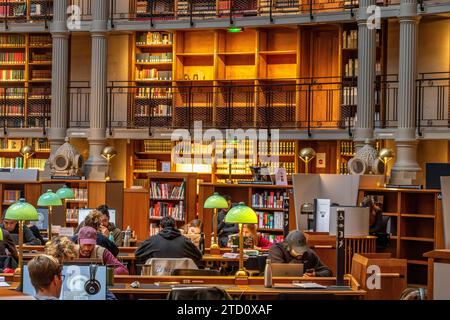 La magnifica sala di lettura ovale della Bibliotheque Nationale de France , Richelieu Site, Parigi, Francia Foto Stock