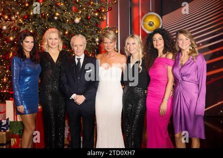 Mariella Ahrens, Judith Hoersch, Jose Carreras, Kamilla Senjo, Susanne Klehn und Marwa Eldessouky bei der 29. JosÃ Carreras Gala 2023 a der Media City Lipsia. Lipsia, 14.12.2023 *** Mariella Ahrens, Judith Hoersch, Jose Carreras, Kamilla Senjo, Susanne Klehn e Marwa Eldessouky al 29 JosÃ Carreras Gala 2023 nella Media City Lipsia, 14 12 2023 foto:XM.xKremerx/xFuturexImagex carreras gala 3584 Foto Stock