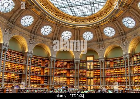 La magnifica sala di lettura ovale della Bibliotheque Nationale de France , Richelieu Site, Parigi, Francia Foto Stock