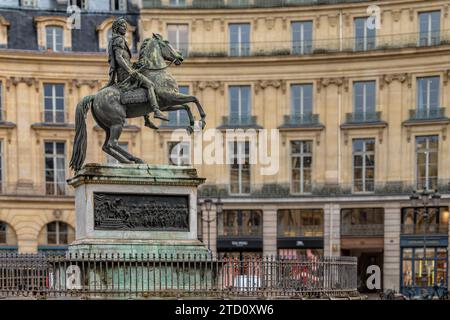 Place des Victoires, il primo luogo circolare del suo genere e costruito intorno ad una statua in onore di Luigi XIV, Parigi, Francia Foto Stock