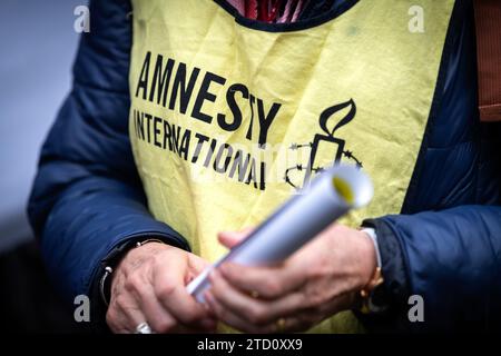 Lione, Francia, 11 dicembre 2023: I membri non identificati di Amnesty International prendono parte a una manifestazione Foto Stock