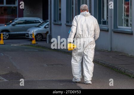 Un ufficiale forense del Garda Siochána sulla scena del crimine in Irlanda. Foto Stock