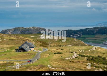 Stazione della funivia Great orme a metà strada con Llandudno, Galles del Nord, Regno Unito sullo sfondo. Foto Stock