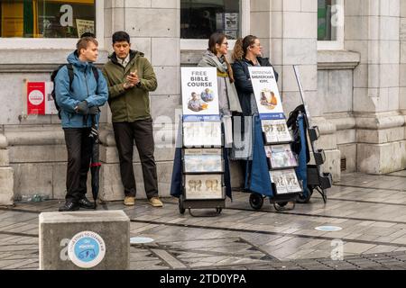 I testimoni di Geova con informazioni mobili si trovano a Cork City, in Irlanda. Foto Stock