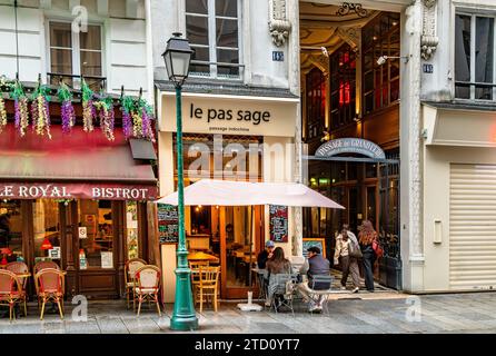 L'ingresso al Passage du Grand-Cerf, uno dei portici coperti più grandi e grandiosi di Parigi, situato nel 2° arrondissement di Parigi Foto Stock