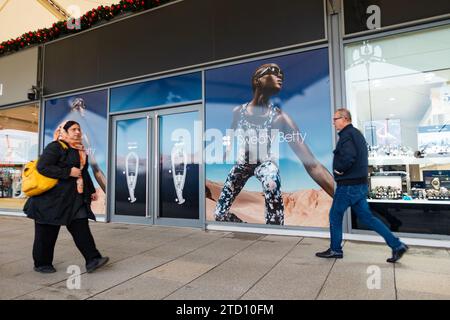 Ashford, Kent, Regno Unito. 15 dicembre 2023. Shopping natalizio nei giorni feriali presso il centro outlet Ashford. Fotografo: Paul Lawrenson, Photo Credit: PAL News/Alamy Live News Foto Stock