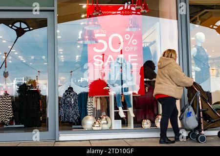 Ashford, Kent, Regno Unito. 15 dicembre 2023. Shopping natalizio nei giorni feriali presso il centro outlet Ashford. Fotografo: Paul Lawrenson, Photo Credit: PAL News/Alamy Live News Foto Stock