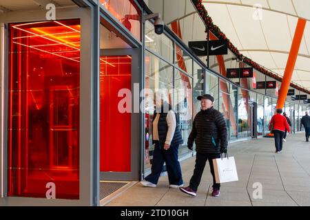 Ashford, Kent, Regno Unito. 15 dicembre 2023. Shopping natalizio nei giorni feriali presso il centro outlet Ashford. Fotografo: Paul Lawrenson, Photo Credit: PAL News/Alamy Live News Foto Stock