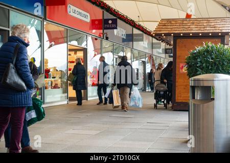 Ashford, Kent, Regno Unito. 15 dicembre 2023. Shopping natalizio nei giorni feriali presso il centro outlet Ashford. Fotografo: Paul Lawrenson, Photo Credit: PAL News/Alamy Live News Foto Stock