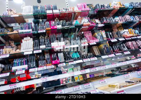 Ashford, Kent, Regno Unito. 15 dicembre 2023. Shopping natalizio nei giorni feriali presso il centro outlet Ashford. Fotografo: Paul Lawrenson, Photo Credit: PAL News/Alamy Live News Foto Stock