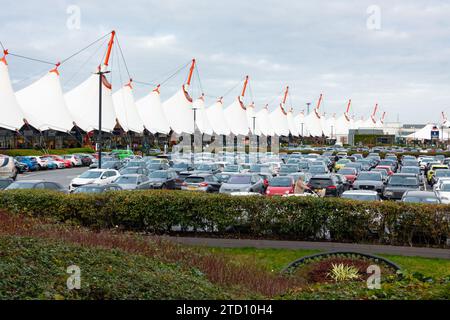 Ashford, Kent, Regno Unito. 15 dicembre 2023. Shopping natalizio nei giorni feriali presso il centro outlet Ashford. Fotografo: Paul Lawrenson, Photo Credit: PAL News/Alamy Live News Foto Stock