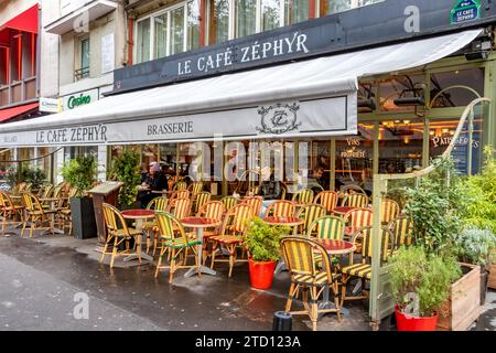 Persone sedute fuori sulla terrazza al le Café Zéphyr, un bistro, un caffe' sul Boulevard Montmartre, nel 9° arrondissement di Parigi, Francia Foto Stock