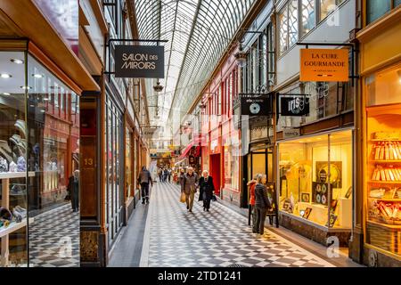 Completato nel 1846, il Passage Jouffroy è uno dei più popolari centri commerciali coperti di Parigi, situato nel 9° arrondissement di Parigi, in Francia Foto Stock