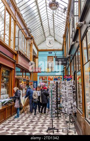 Completato nel 1846, il Passage Jouffroy è uno dei più popolari centri commerciali coperti di Parigi, situato nel 9° arrondissement di Parigi, in Francia Foto Stock