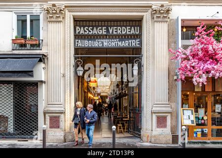 L'ingresso al Passage Verdeau, una galleria di negozi al coperto in rue du Faubourg Montmartre nel 9° arrondissement di Parigi, Francia Foto Stock