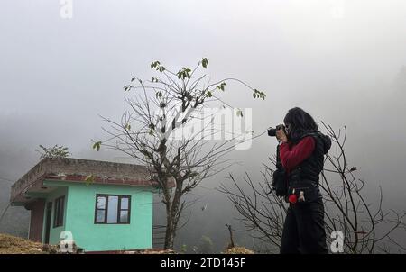 15 dicembre 2023, Dhading, Bagmati, Nepal: Un turista scatta foto di mattina presto in nebbia in un villaggio di Salyantar a Dhading, a circa 120 km dalla capitale Kathmandu, Nepal, il 15 dicembre 2023. (Immagine di credito: © Sunil Sharma/ZUMA Press Wire) SOLO USO EDITORIALE! Non per USO commerciale! Crediti: ZUMA Press, Inc./Alamy Live News Foto Stock