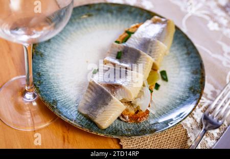 Sandwich con filetti di aringhe sottaceto a fette e cipolle marinate Foto Stock