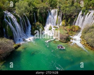 Vista aerea della cascata di Kravica in Bosnia ed Erzegovina. La cascata di Kravica è una perla del paesaggio erzegoviniano Foto Stock