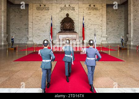 TAIPEI, TAIWAN - 22 FEBBRAIO 2017: I soldati stanno di guardia al Chiang-kai Shek Memorial Hall. Foto Stock