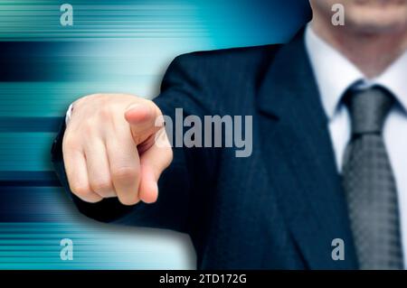 uomo in completo che punta un dito in avanti Foto Stock