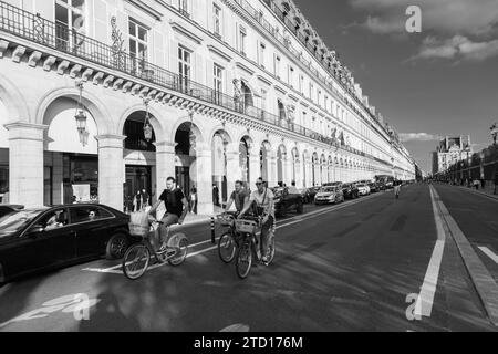 Persone in bicicletta in Rue de Rivoli, Parigi, Francia Foto Stock