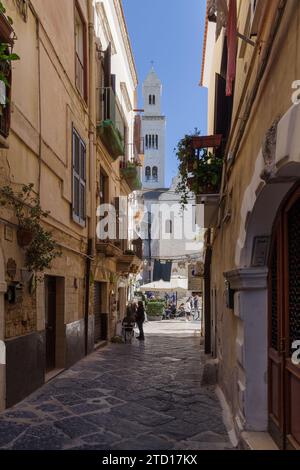 Vista sulla strada nel centro storico di Bari, capitale della regione Puglia, Italia meridionale Foto Stock