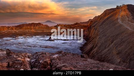 Turisti in cima a una collina in attesa del tramonto nella Valle de la Luna (Valle della Luna) nel deserto di Atacama, Cile settentrionale, Sud America. Il wh Foto Stock