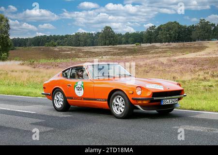 Von 10. Auto-Bild Klassik Amburgo-Berlino vom 24.-26.08.2017 Gemarkung Undeloh in der Lüneburger Heide. IM foto: Datsun 240Z BJ.1971 ccm2393 PS170 *** da 10 Auto Bild Klassik Amburgo Berlino dal 24 26 08 2017 Distretto Undeloh nella brughiera di Lüneburg nella foto Datsun 240Z BJ 1971 ccm2393 PS170 Foto Stock