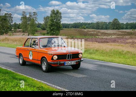 Von 10. Auto-Bild Klassik Amburgo-Berlino vom 24.-26.08.2017 Gemarkung Undeloh in der Lüneburger Heide. IM foto: BMW 1602 BJ.1975 ccm1563 PS75 *** da 10 Auto Bild Klassik Amburgo Berlino dal 24 26 08 2017 Distretto Undeloh nella brughiera di Lüneburg nella foto BMW 1602 BJ 1975 ccm1563 PS75 Foto Stock