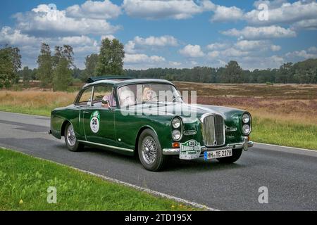 Von 10. Auto-Bild Klassik Amburgo-Berlino vom 24.-26.08.2017 Gemarkung Undeloh in der Lüneburger Heide. IM foto: Sunbeam Alpine BJ.1953 ccm2267 PS80 *** da 10 Auto Bild Klassik Amburgo Berlino dal 24 26 08 2017 Distretto Undeloh nella brughiera di Lüneburg nella foto Sunbeam Alpine BJ 1953 ccm2267 PS80 Foto Stock