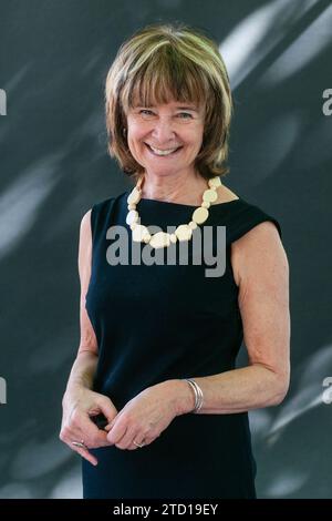 Romanziere britannico, giornalista, emittente e critico Sarah Dunant assiste un photocall durante l'Edinburgh International Book Festival il 12 agosto 2 Foto Stock