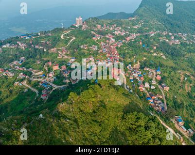 Vista aerea di Bandipur dalla collina del tempio di Thani mai. Nepal. Strada principale con negozi e attività commerciali Foto Stock