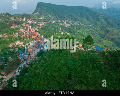 Vista aerea di Bandipur dalla collina del tempio di Thani mai. Nepal. Strada principale con negozi e attività commerciali Foto Stock