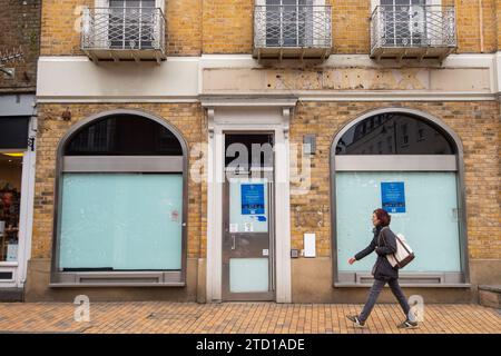 Maidenhead, Berkshire, Regno Unito. 15 dicembre 2023. La Halifax Building Society a Maidenhead, Berkshire, è stata chiusa definitivamente. Anche la loro filiale nella vicina Windsor è stata chiusa. Le banche chiuse e le società edilizie sono ormai una visione familiare in molte città, poiché sempre più spesso non utilizzano il contante e fanno online banking. Credito: Maureen McLean/Alamy Live News Foto Stock