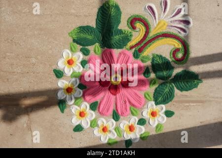 Bellissimi rangoli dal design floreale bianco. Rangoli creazione di ripetizioni. Rangoli progetta all'interno della casa Foto Stock