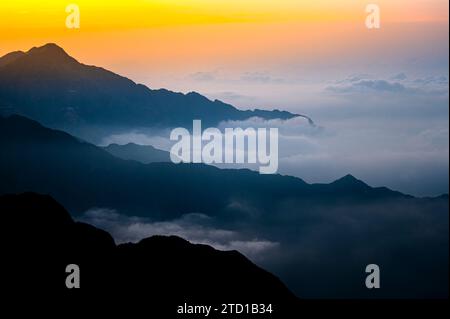 Alba da Jabal Aswad (la montagna Nera), Arabia Saudita. Foto Stock