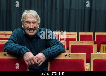 Un direttore di scena e un regista di teatro dietro le quinte di un teatro locale Foto Stock