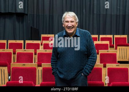 Un direttore di scena e un regista di teatro dietro le quinte di un teatro locale Foto Stock