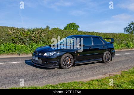 2007 Black Subaru Impreza WRX STI Type UK, 2457 cc benzina manuale a 6 velocità, sportiva compatta a trazione integrale; motori d'epoca restaurati, collezionisti di automobili appassionati di motori, storiche auto d'epoca che viaggiano nel Cheshire, Regno Unito Foto Stock