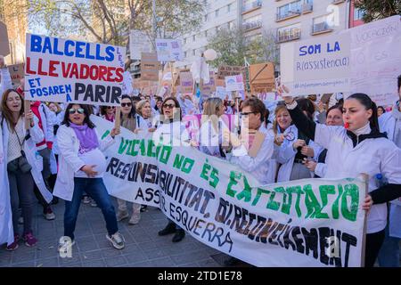 15 dicembre 2023, Barcellona, Spagna: Migliaia di lavoratori della sanità pubblica catalana, tra cui ostetriche, medici, infermieri, tecnici ausiliari e amministrativi, e operatori sociali e di manutenzione, manifestano nel centro di Barcellona il terzo giorno di mobilitazioni contro il terzo accordo e le condizioni di lavoro. (Immagine di credito: © Marc Asensio Clupes/ZUMA Press Wire) SOLO USO EDITORIALE! Non per USO commerciale! Foto Stock