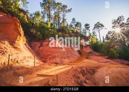 Scene illuminate dal sole nel Colorado provenzale (le Colorado Provenal). Fotografia scattata nel sud della Francia nella regione del Luberon, dove veniva estratta l'ocra Foto Stock