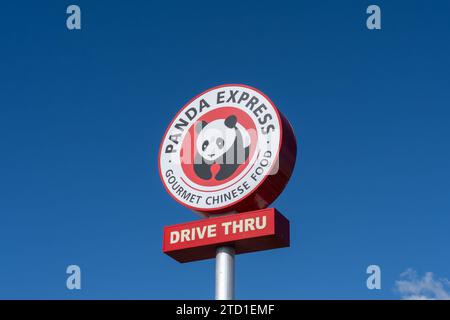 Primo piano del cartello del Panda Express con il cielo blu sullo sfondo. Ontario, Oregon, Stati Uniti Foto Stock