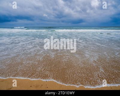 Onde sulla spiaggia dell'Oceano Atlantico sulla costa del Portogallo Foto Stock