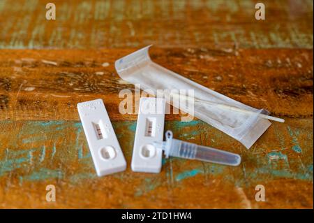 Kit di test per il rilevamento di un'infezione da corona con due risultati positivi. Foto Stock