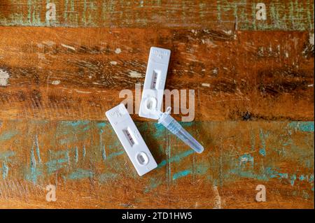 Kit di test per il rilevamento di un'infezione da corona con due risultati positivi. Foto Stock