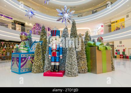 BLOOMINGTON, Minnesota, USA - 12 DICEMBRE 2023: Mostra natalizia natalizia presso il centro commerciale Mall of America. Foto Stock